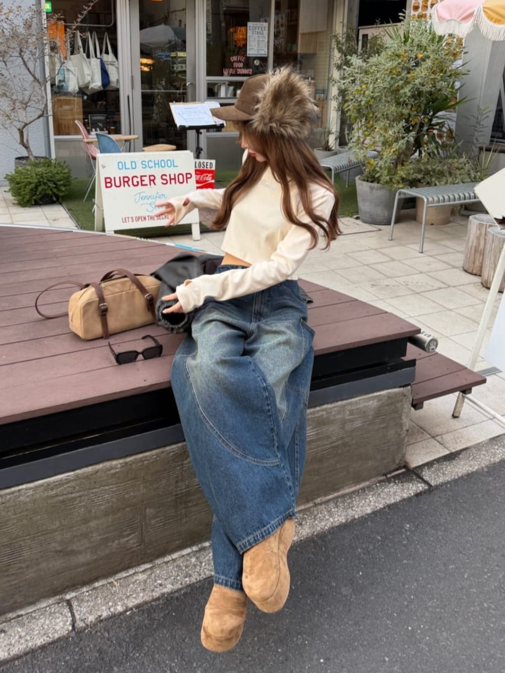 ホワイト系のTシャツ/カットソー、ベージュ系のスリッポン、ブルー系のデニムパンツを着用したレディースの冬コーディネートの2枚目の写真