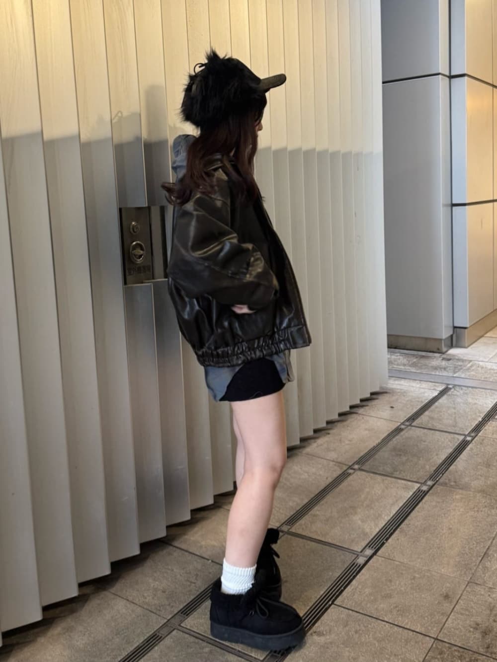 ブラウン系のブルゾン、ブラック系のその他パンツ、ブラック系のその他シューズを着用したレディースの秋コーディネートの2枚目の写真