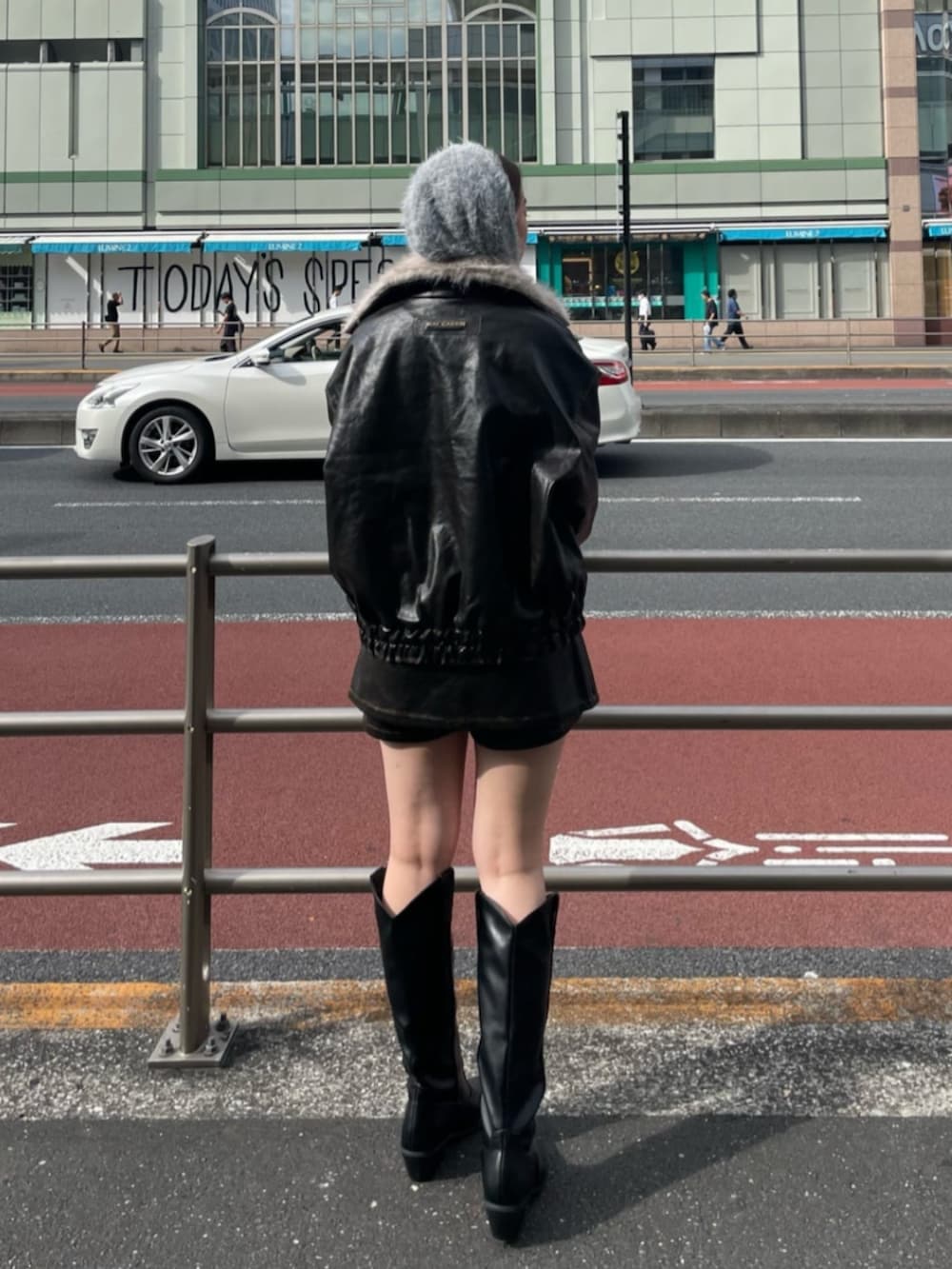 ブラック系のブーツ、ブラウン系のスカート、グレー系のニット/セーターを着用したレディースの秋コーディネートの3枚目の写真