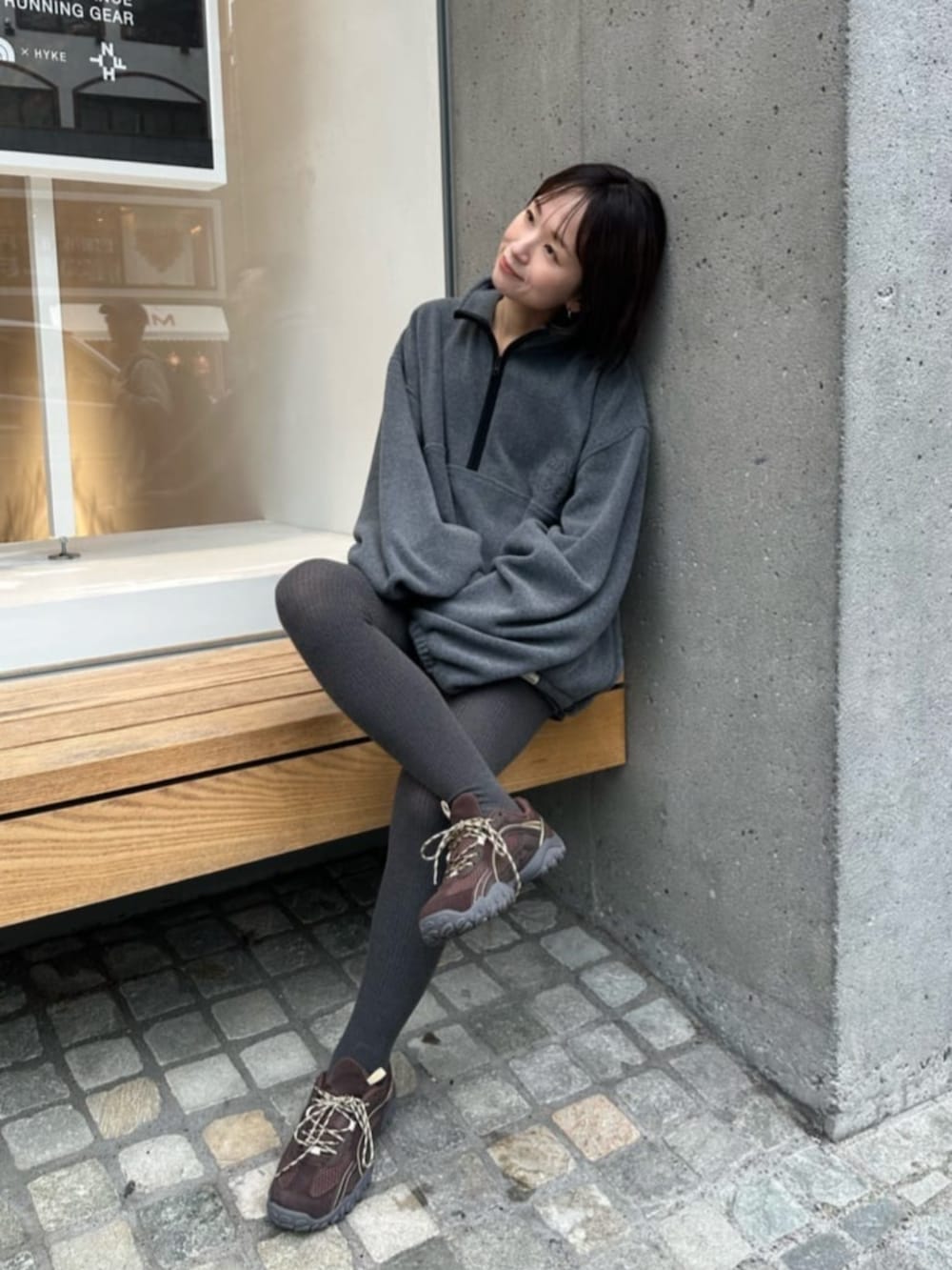 グレー系のスウェットを着用したレディースの秋コーディネートの2枚目の写真
