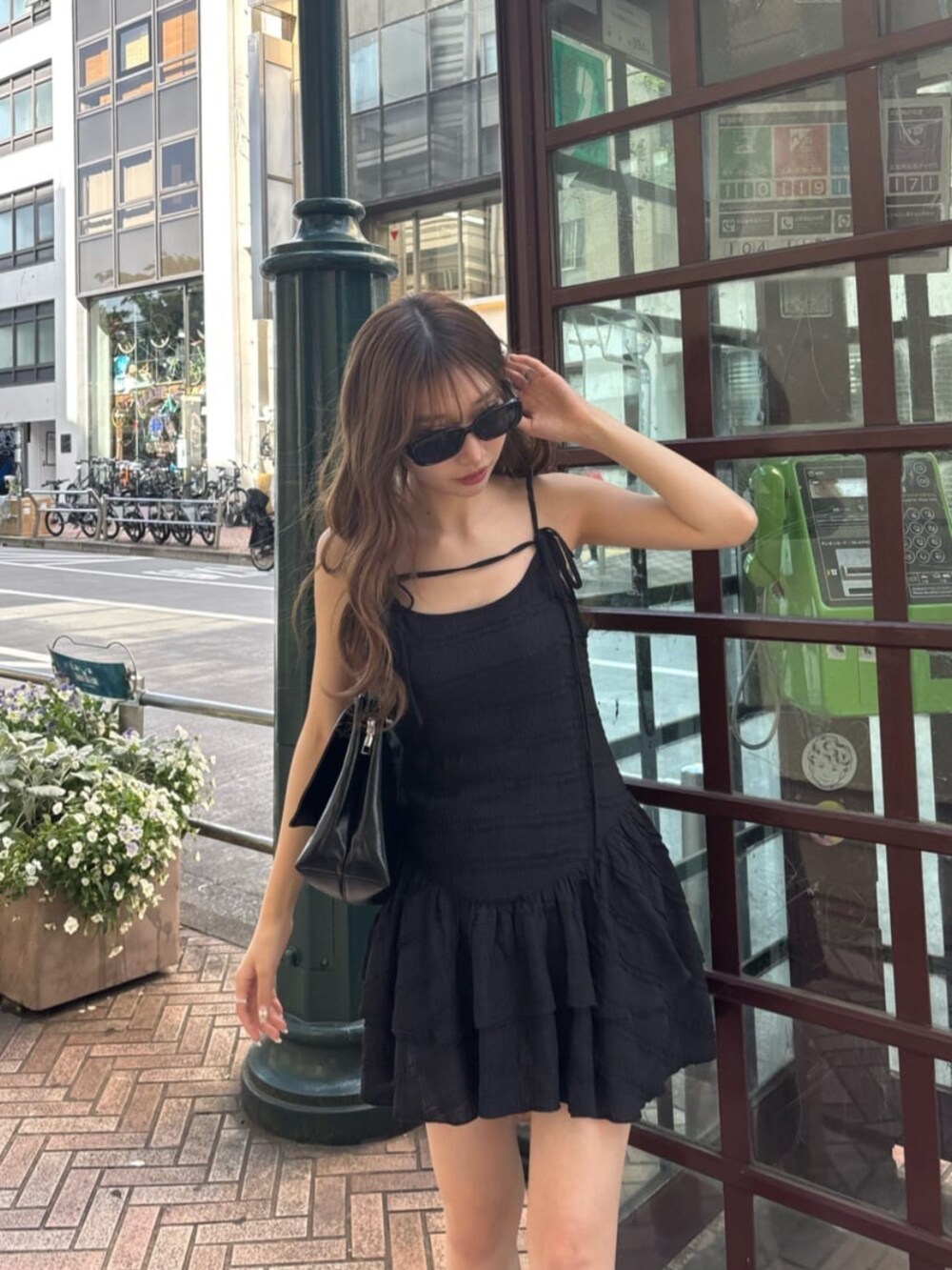 ブラック系のワンピースを着用したレディースの春コーディネートの2枚目の写真