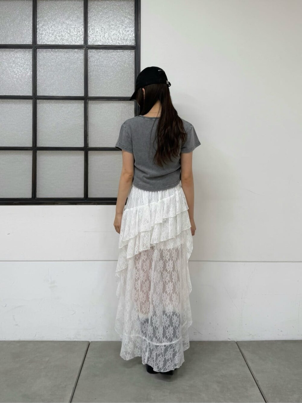 グレー系のTシャツ/カットソー、ホワイト系のスカートを着用したレディースの春コーディネートの3枚目の写真