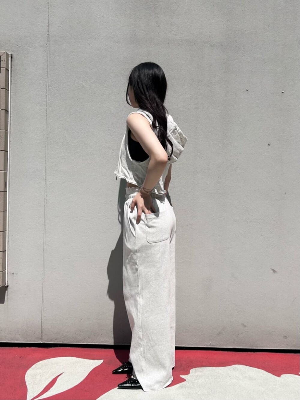 ブラック系のその他シューズ、ホワイト系のTシャツ/カットソー、ホワイト系のスウェットパンツを着用したレディースの夏コーディネートの2枚目の写真