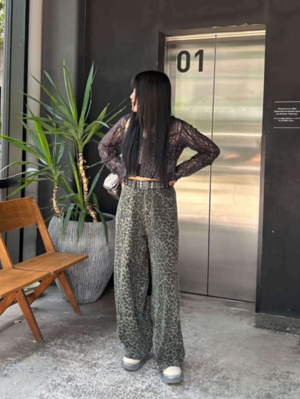 グリーン系のデニムパンツを着用したレディースの秋コーディネートの2枚目の写真