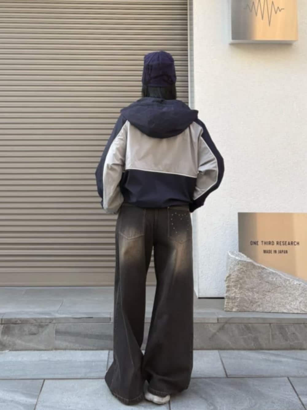 ブルー系のブルゾンを着用したレディースの春コーディネートの2枚目の写真