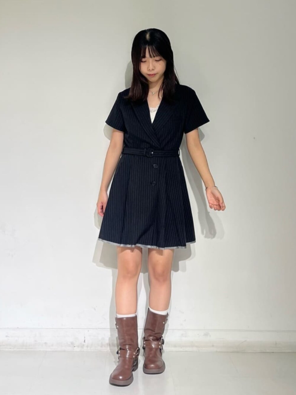 ホワイト系のキャミソール、ブラック系のワンピースを着用したレディースの秋コーディネートの2枚目の写真