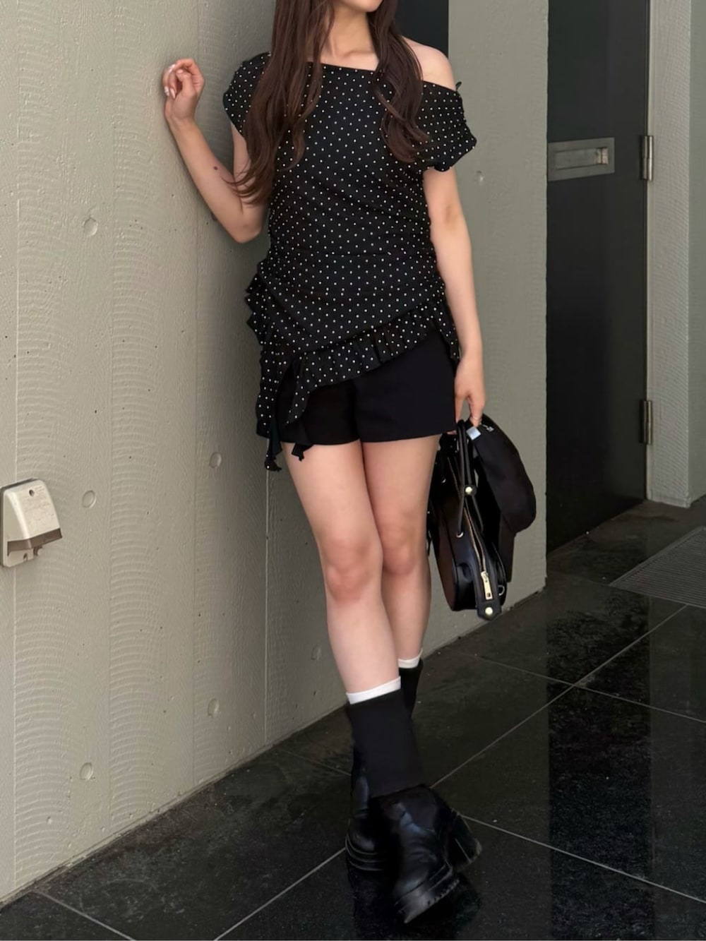 「ドット、オフショル、肌見せ、骨格ストレート、骨スト、おでかけコーデ、オトナ女子、夏、オトナカワイイ、大人かわいい、夏ファッション」｜「RAY CASSINの【マルチウェイ/チョーカー付き】裾フリルドロストTシャツ（Tシャツ/カットソー、ブラック系）」を使った、RAYCASSIN_officialさん（骨格ストレート・レディース・158cm）の夏コーディネートの3枚目の写真