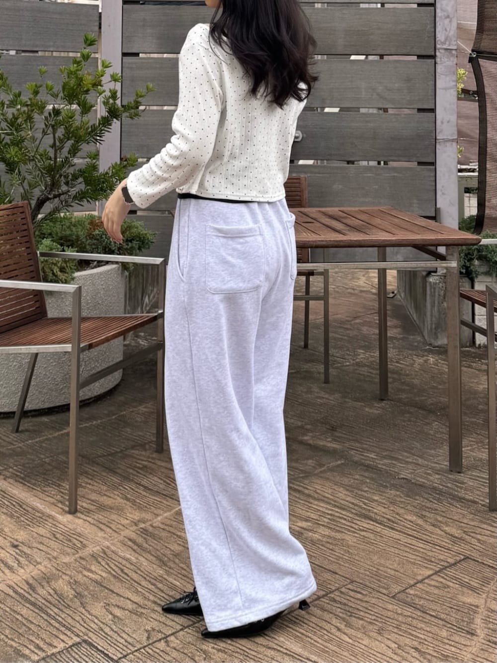 「夏ファッション、オトナ女子、夏コーデ、カジュアルコーデ、ドット柄、骨格ウェーブ、ミュール、カーディガン、着回しコーデ、低身長、低身長コーデ、スウェット、スウェットパンツ」｜「RAY CASSINのカップ付きレースチューブトップ（チューブトップ、ブラック系）」を使った、RAYCASSIN_officialさん（骨格ウェーブ・レディース・151cm）の夏コーディネートの2枚目の写真