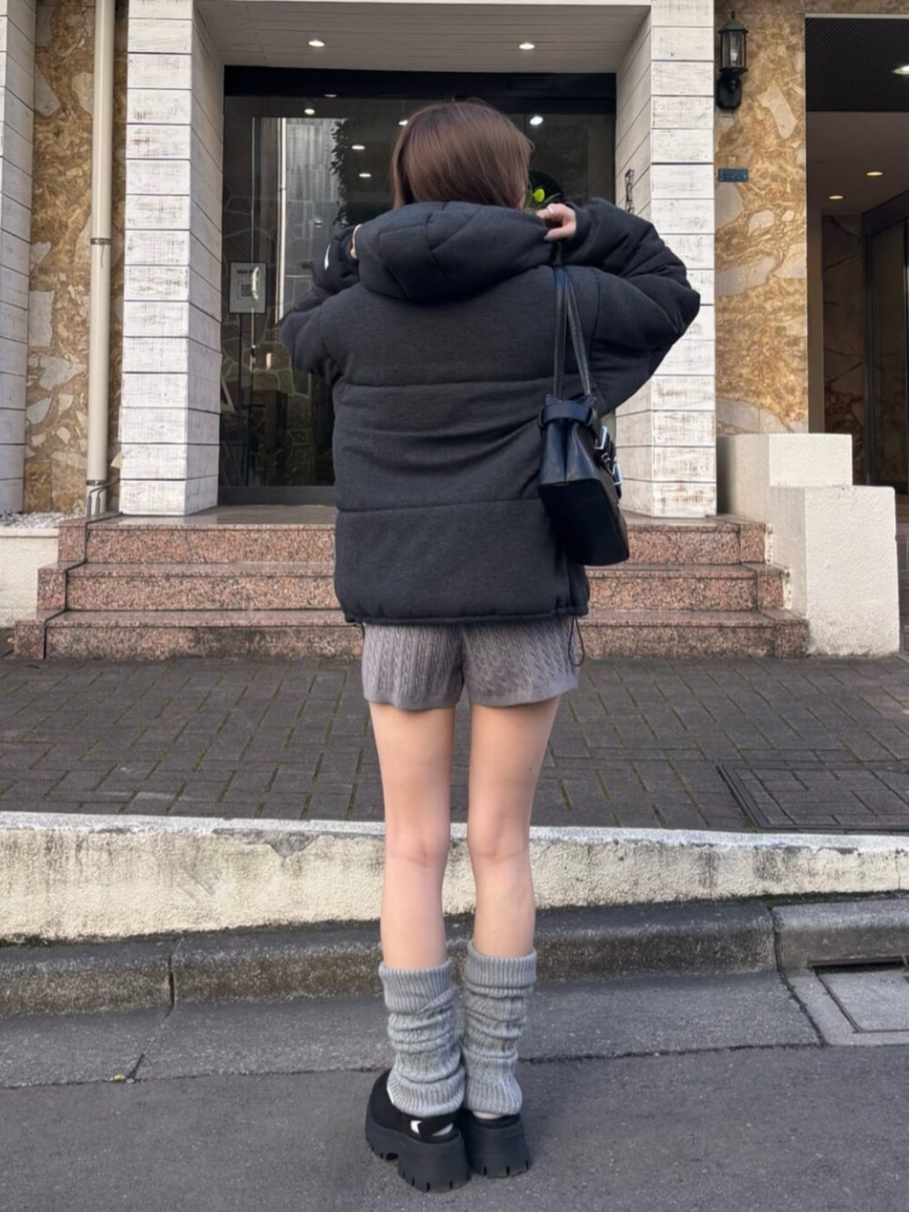 グレー系のダウンジャケット/コート、グレー系のその他パンツ、グレー系のレッグウォーマーを着用したレディースの冬コーディネートの3枚目の写真