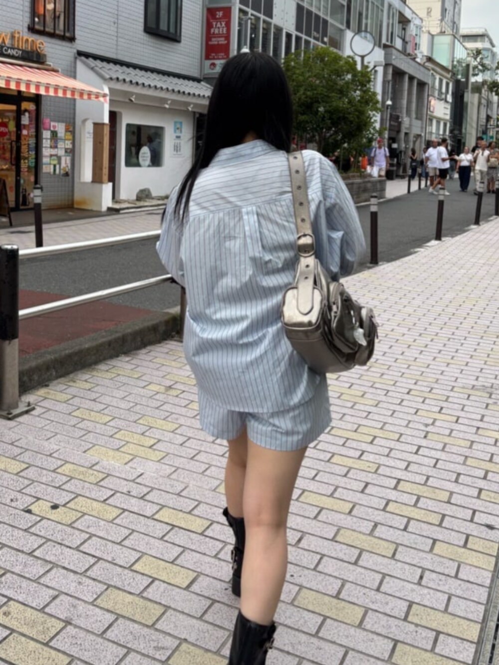 ブルー系のシャツ/ブラウス、ブルー系のその他パンツ、ブラック系のブーツを着用したレディースの秋コーディネートの2枚目の写真