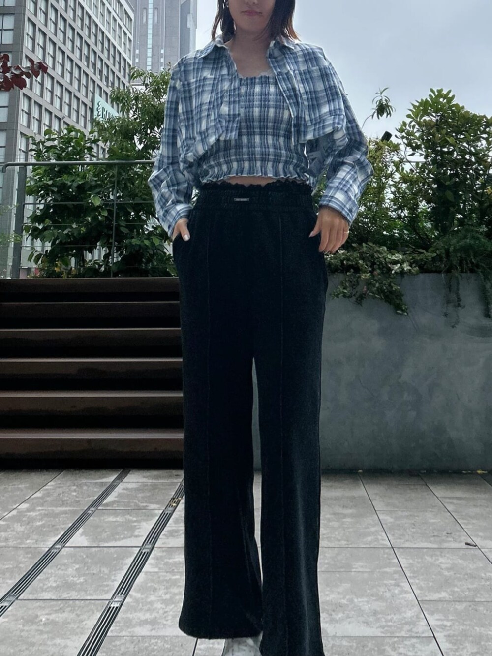 ブラック系のスウェットパンツ、ブルー系のシャツ/ブラウスを着用したレディースの春コーディネートの2枚目の写真