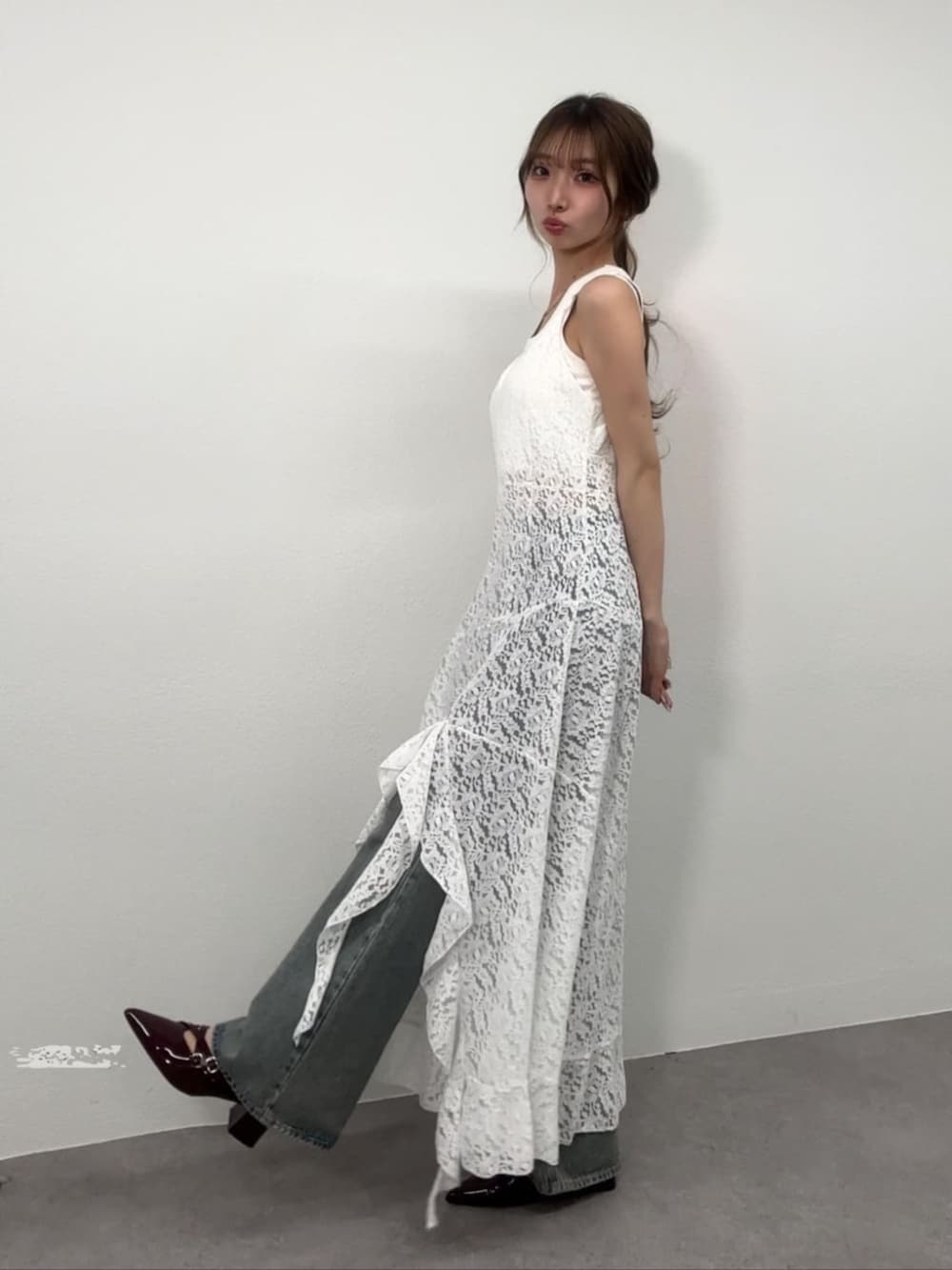「ワンピース、デートコーデ、夏ファッション、大人女子、おでかけコーデ、大人ファッション、キレイめコーデ、大人ガーリー、大人かわいい、春夏、キャミワンピース、レース、骨格ウェーブ」｜「RAY CASSINの【チェック/レース】裾フリルラウンドキャミワンピース（ワンピース、ホワイト系）」を使った、RAYCASSIN_officialさん（骨格ウェーブ・レディース・155cm）の春コーディネートの3枚目の写真