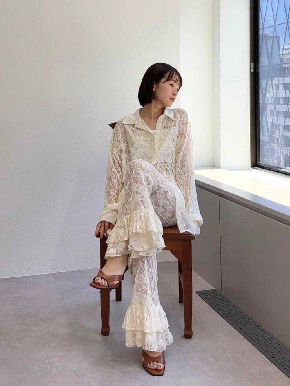 ベージュ系のその他パンツ、ベージュ系のシャツ/ブラウスを着用したレディースの夏コーディネートの3枚目の写真