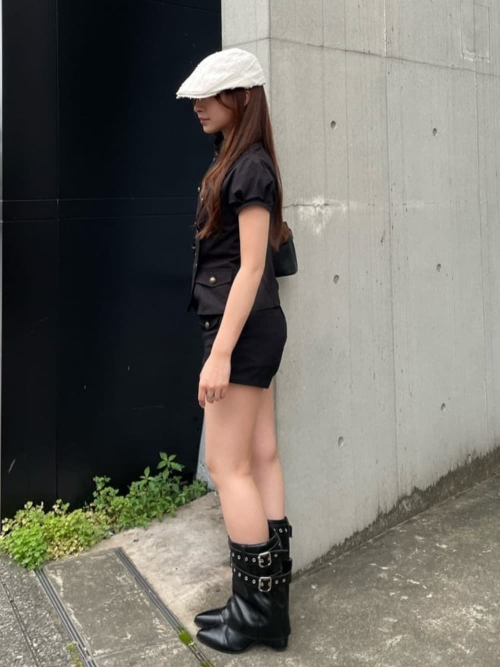 ブラック系のその他パンツ、ブラック系のシャツ/ブラウス、ブラック系のシャツ/ブラウスを着用したレディースの夏コーディネートの2枚目の写真