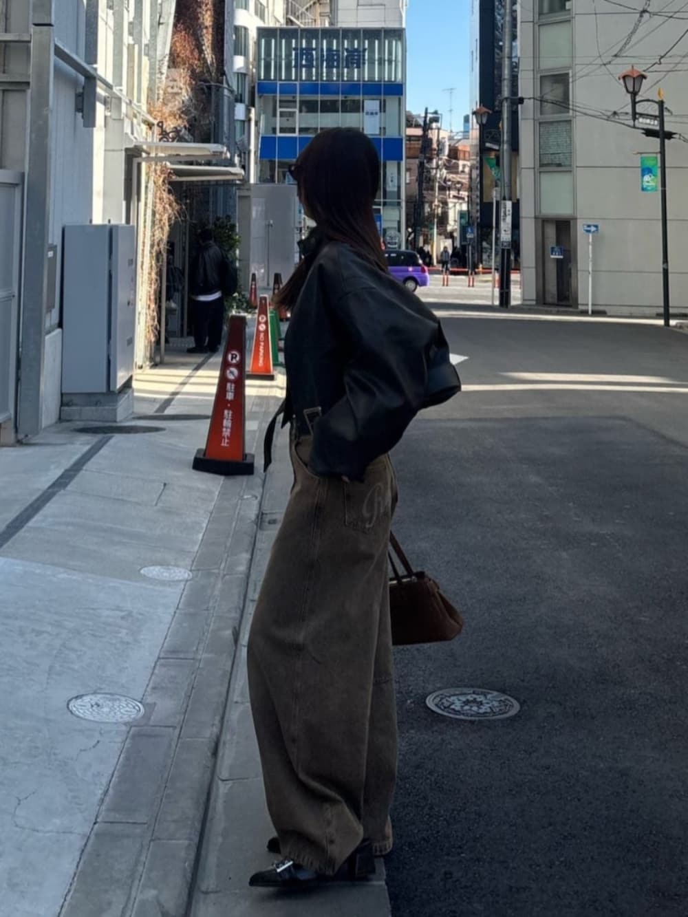 ブラック系のその他シューズ、ベージュ系のデニムパンツ、ブラウン系のその他アウターを着用したレディースの冬コーディネートの2枚目の写真