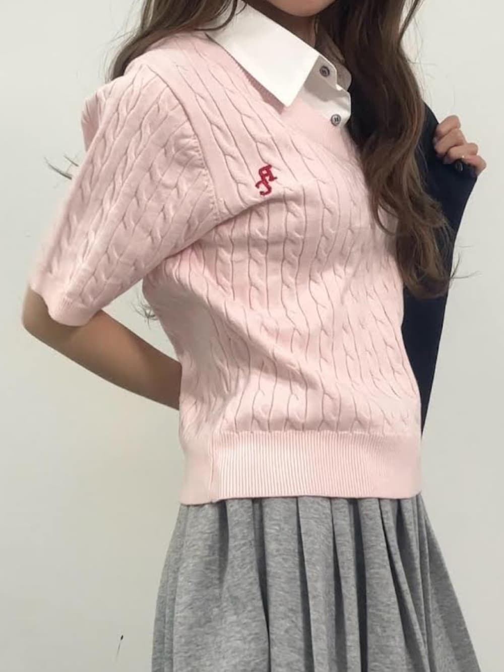 「Vネック、ケーブルニット、春カラー、春コーデ、スニーカーコーデ、スニーカー、レイカズン(Ray Cassin)、骨格ウェーブ、骨格ストレート」｜「RAY CASSINの襟付きケーブル半袖Vネックニット（ニット/セーター、ピンク系）」を使った、RAYCASSIN_officialさん（レディース・155cm）の春コーディネートの2枚目の写真