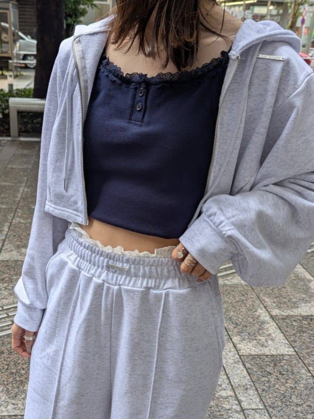 「骨格ナチュラル、スポーツミックス、大人カジュアルコーデ、ラフコーデ、シンプルカジュアル、厚底シューズ、グレー、スウェット、スウェットパンツ、スウェットコーデ、スウェットセットアップ、セットアップ、ダブルジップ、ダブルジップパーカー」｜「RAY CASSINの厚底ラインスニーカー（スニーカー、ホワイト系）」を使った、RAYCASSIN_officialさん（骨格ナチュラル・レディース・158cm）の夏コーディネートの2枚目の写真