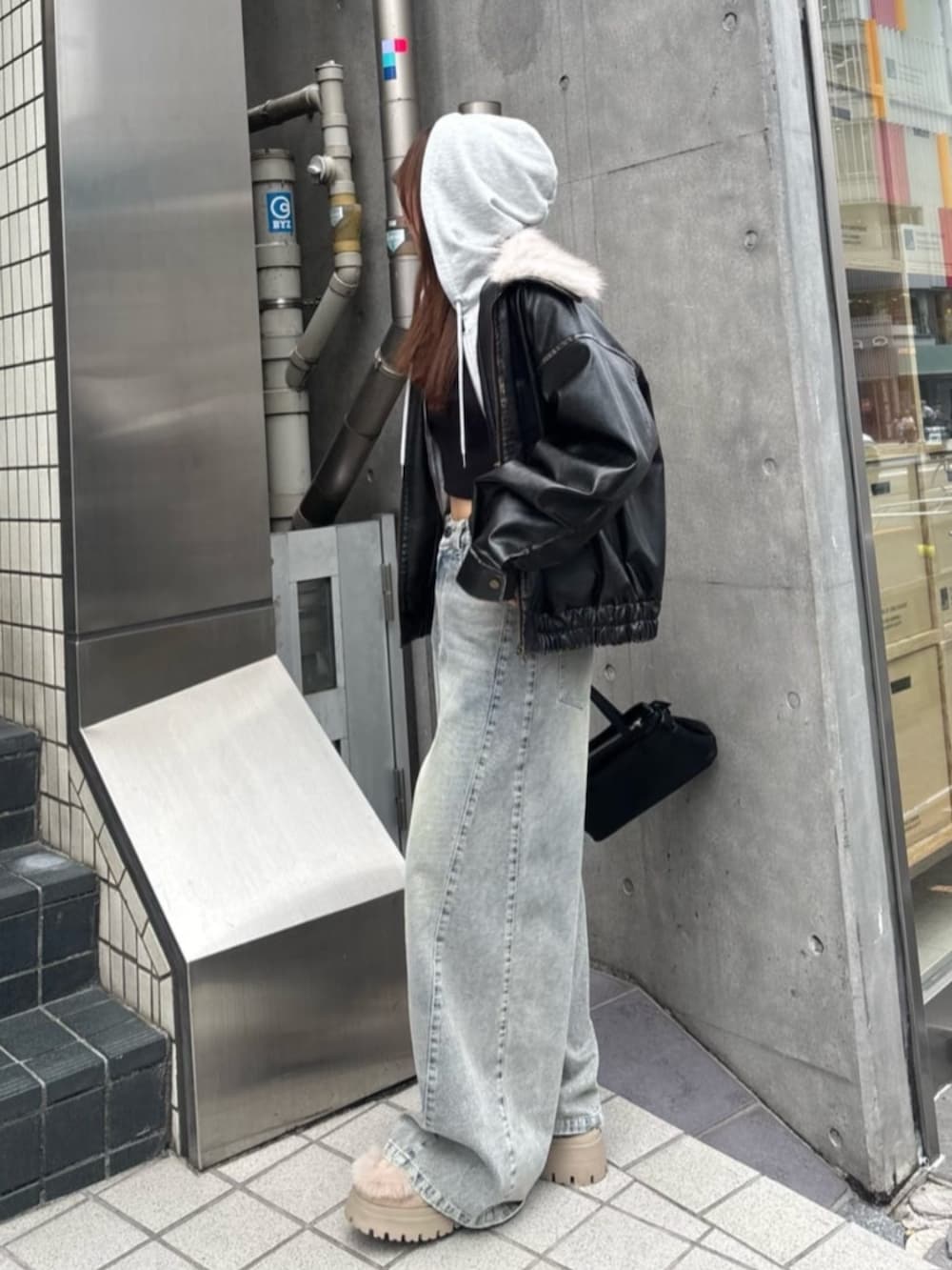 ブラック系のTシャツ/カットソー、ブラック系のブルゾン、ベージュ系のその他シューズを着用したレディースの秋コーディネートの2枚目の写真