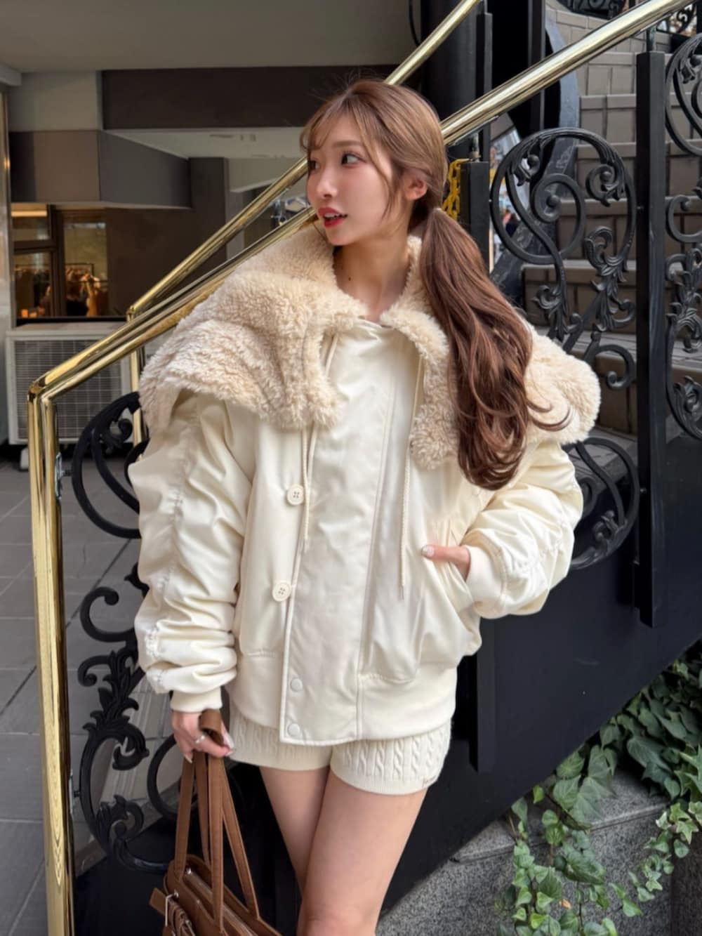 ベージュ系のその他パンツ、ホワイト系のブルゾン、ベージュ系のスリッポンを着用したレディースの冬コーディネートの4枚目の写真