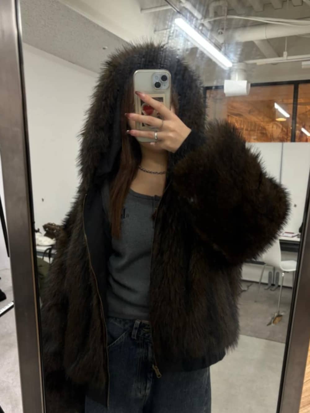 ブラウン系のブルゾンを着用したレディースの冬コーディネートの3枚目の写真