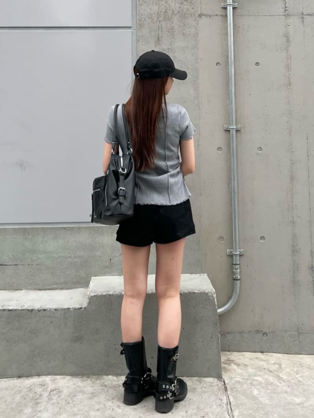 グレー系のTシャツ/カットソーを着用したレディースの春コーディネートの2枚目の写真