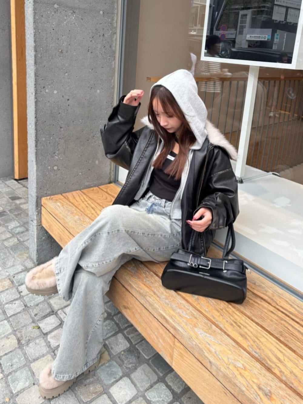 ブラック系のTシャツ/カットソー、ブラック系のブルゾン、ベージュ系のその他シューズを着用したレディースの秋コーディネートの3枚目の写真