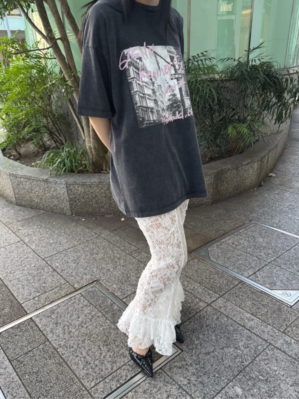 ブラック系のTシャツ/カットソー、ホワイト系のその他パンツ、ブラック系のその他シューズを着用したレディースの夏コーディネートの3枚目の写真