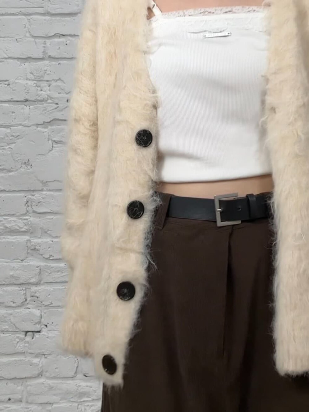 ベージュ系のカーディガン/ボレロを着用したレディースの秋コーディネートの2枚目の写真