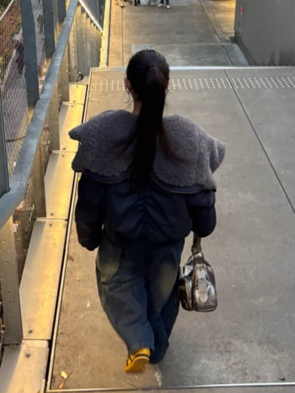 ブルー系のデニムパンツ、ブルー系のブルゾン、ブルー系のデニムパンツを着用したレディースの冬コーディネートの3枚目の写真