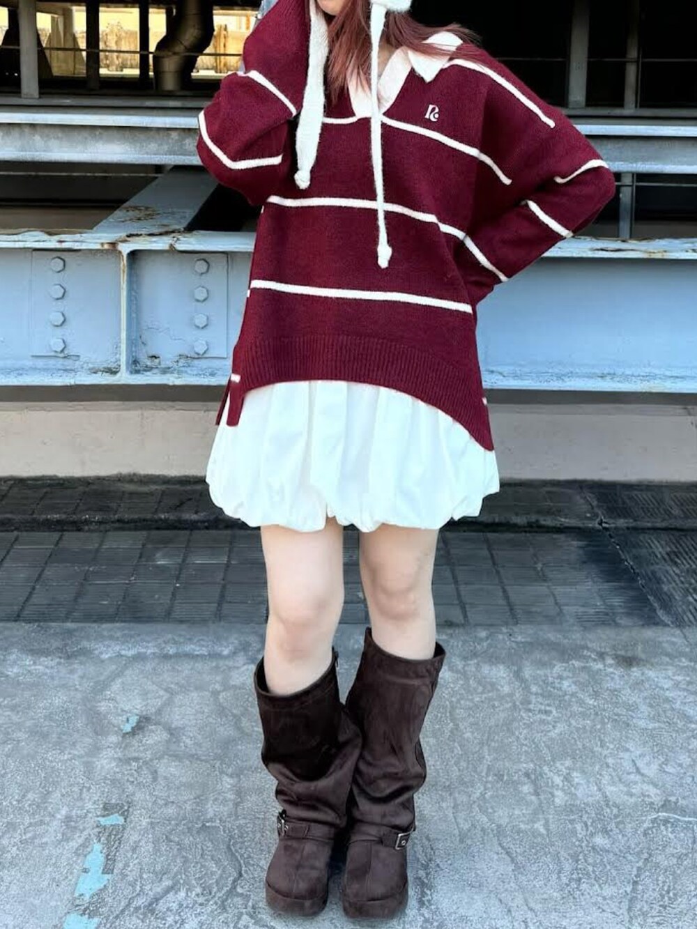 「ビーニー、はるコーデ、刺繍ニット、スキッパーシャツ、カラーコーデ、ロングブーツ、レイカズン(Ray Cassin)、ボーダー、柄ニット」|「RAY CASSINの【新色追加/チクチクしないニット】ボーダースキッパーポロ刺繍ニット(ニット/セーター、レッド系)」を使った、RAYCASSIN_officialさん(レディース・151cm)の冬コーディネートの2枚目の写真