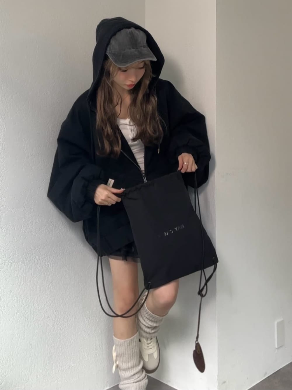 ブラック系のスカート、ブラック系のブルゾンを着用したレディースの秋コーディネートの3枚目の写真