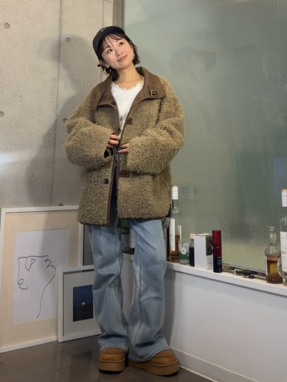 イエロー系のブーツ、ブラウン系のムートンコートを着用したレディースの秋コーディネートの3枚目の写真