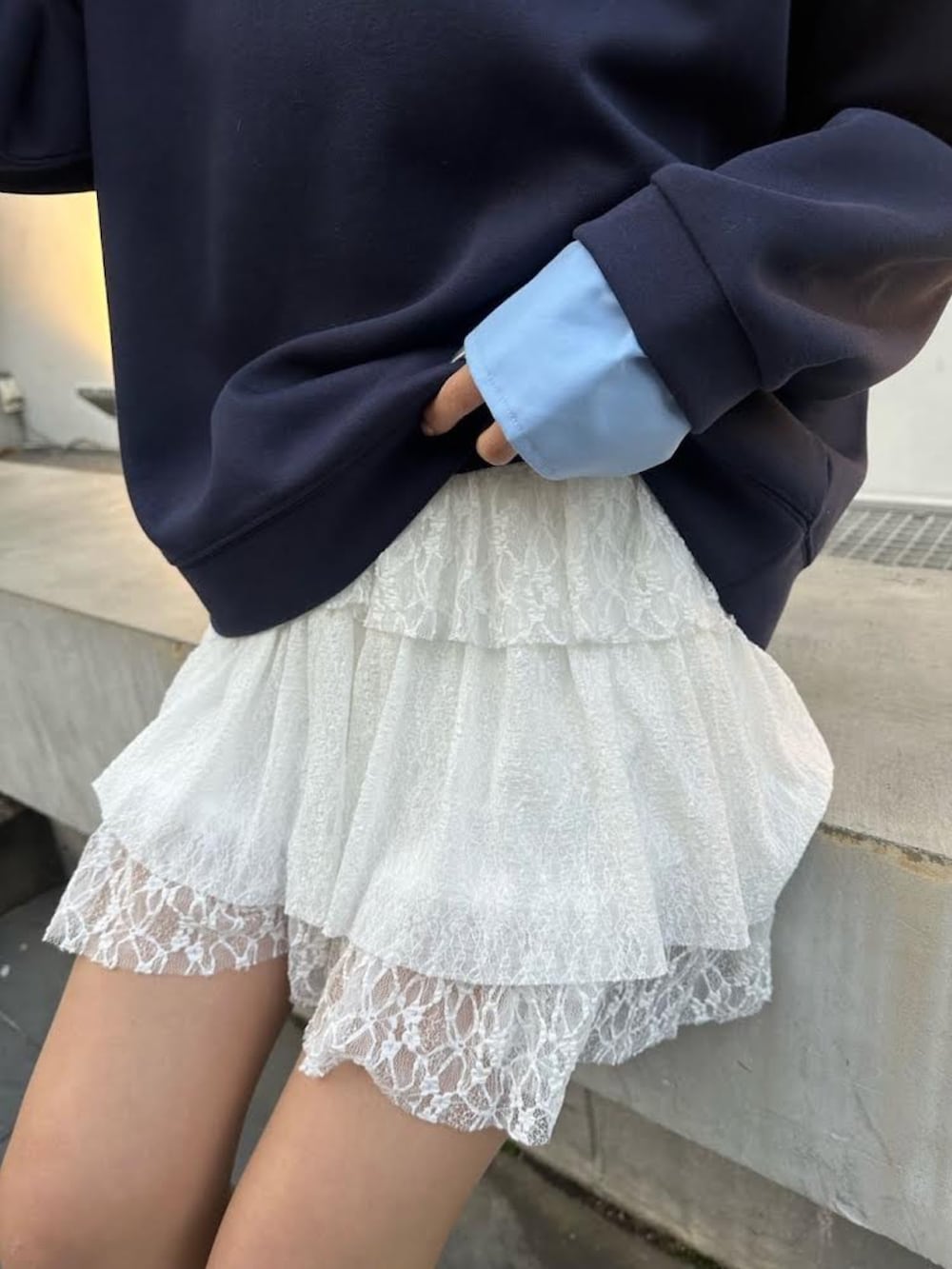 ブルー系のスタジャン、ホワイト系のスカート、ブルー系のスウェットを着用したレディースの冬コーディネートの4枚目の写真