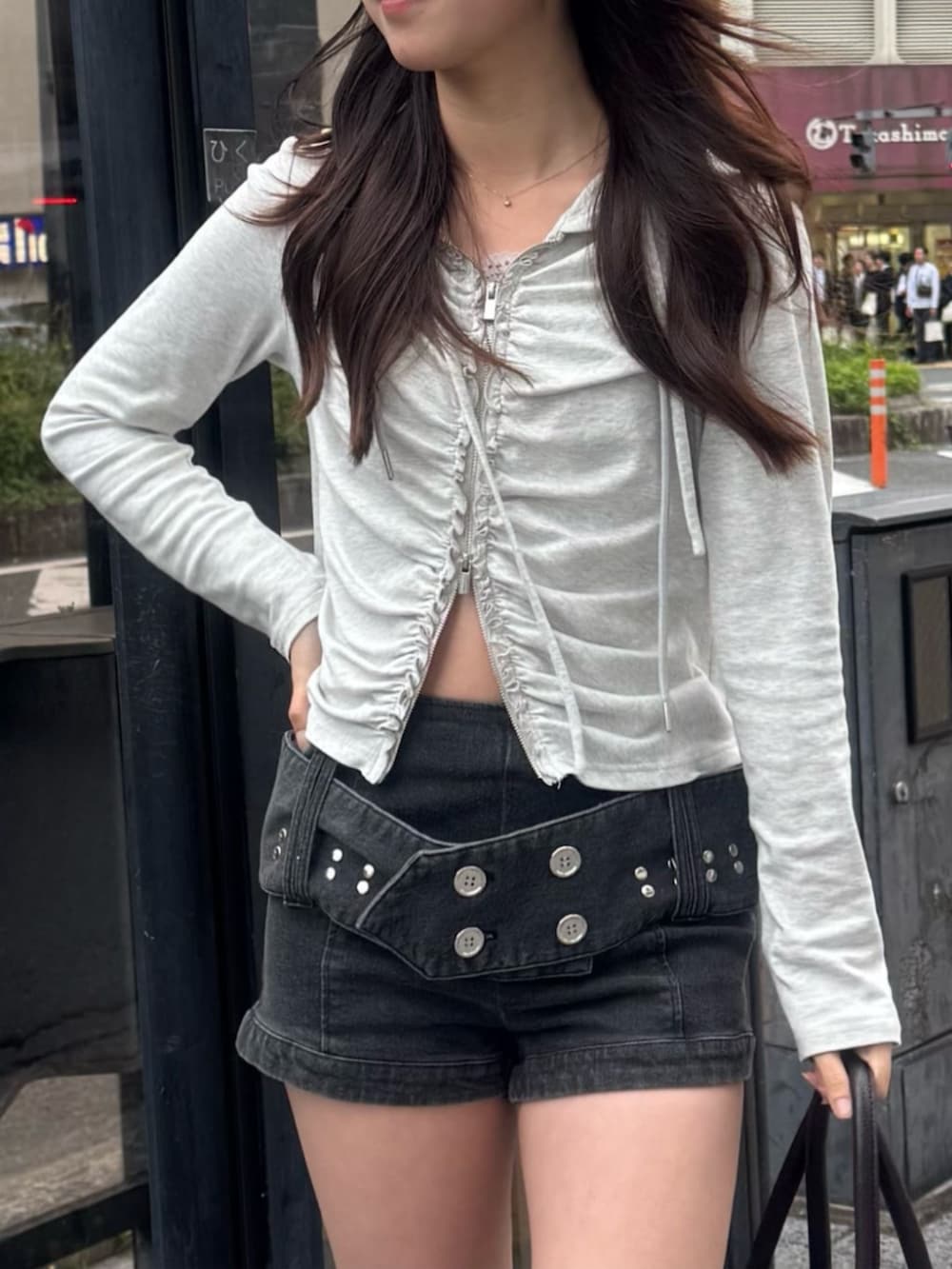 ブラウン系のブーツ、ブラック系のその他パンツ、ホワイト系のパーカーを着用したレディースの夏コーディネートの2枚目の写真