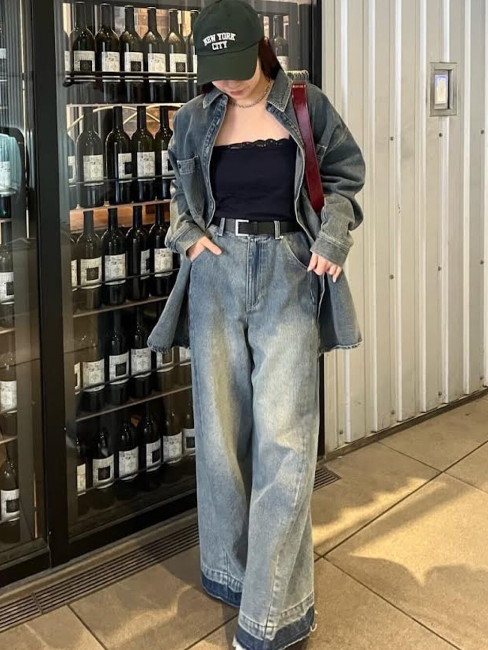 ブルー系のシャツ/ブラウス、ホワイト系のサンダル、グレー系のデニムパンツを着用したレディースの冬コーディネートの3枚目の写真