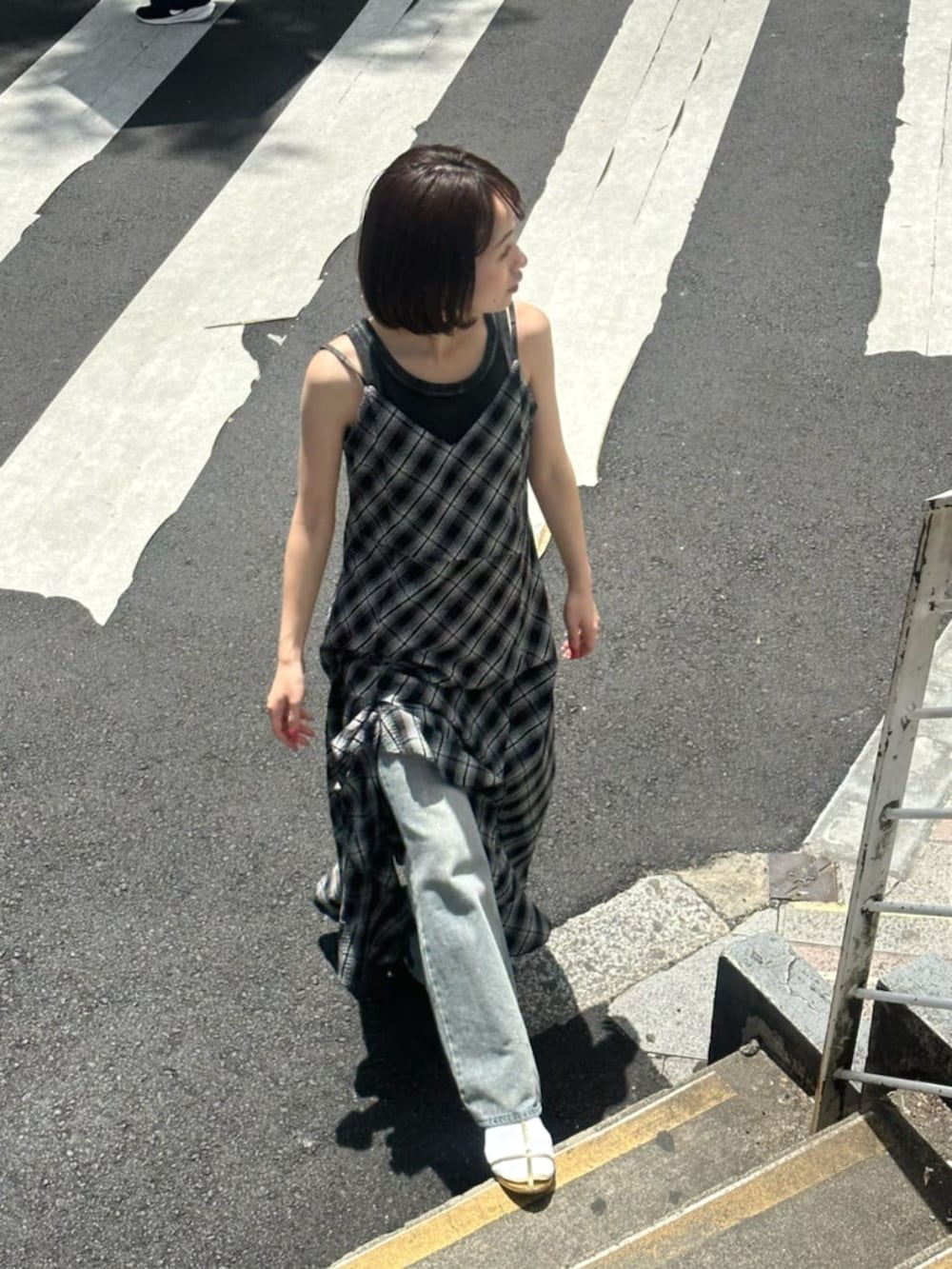 「レイヤードスタイル、春夏コーデ、オトナカワイイ、お出かけコーデ、大人コーデ、大人カジュアルコーデ、カジュアルガーリー、大人女子、チェック、キャミワンピース、デニム、フレアデニム」｜「RAY CASSINの裾フリルラウンドキャミワンピース（ワンピース、ブラック系）」を使った、RAYCASSIN_officialさん（骨格ウェーブ・レディース・152cm）の春コーディネートの4枚目の写真