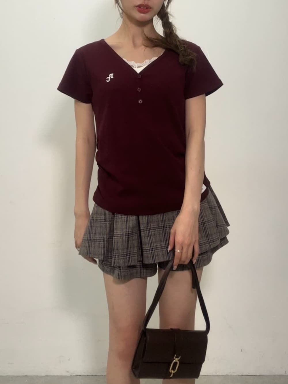 ホワイト系のキャミソール、レッド系のTシャツ/カットソーを着用したレディースの夏コーディネートの3枚目の写真