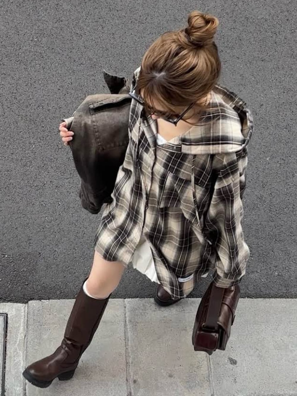 ブラック系のシャツ/ブラウス、ホワイト系のスカート、ブラック系のチューブトップを着用したレディースの冬コーディネートの3枚目の写真