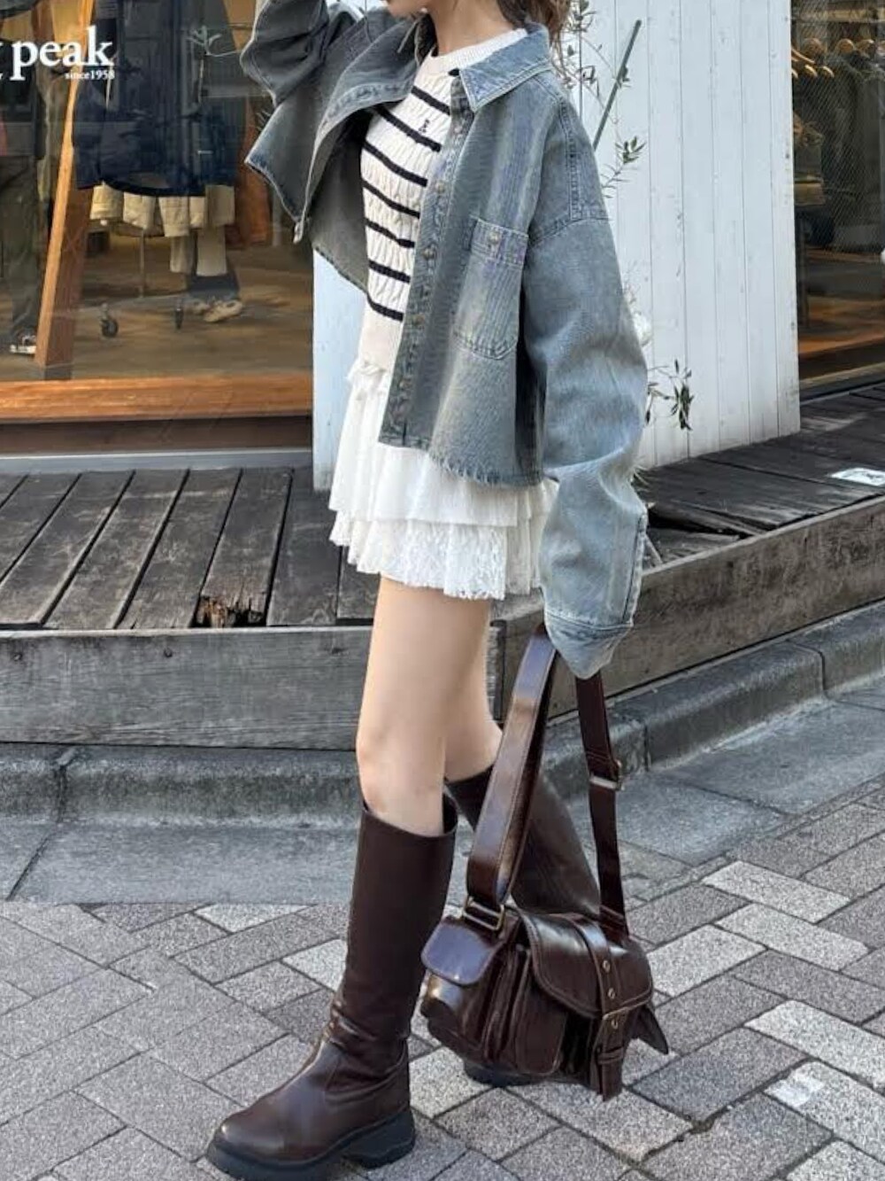 ブルー系のシャツ/ブラウス、ホワイト系のスカート、レッド系のショルダーバッグを着用したレディースの冬コーディネートの2枚目の写真
