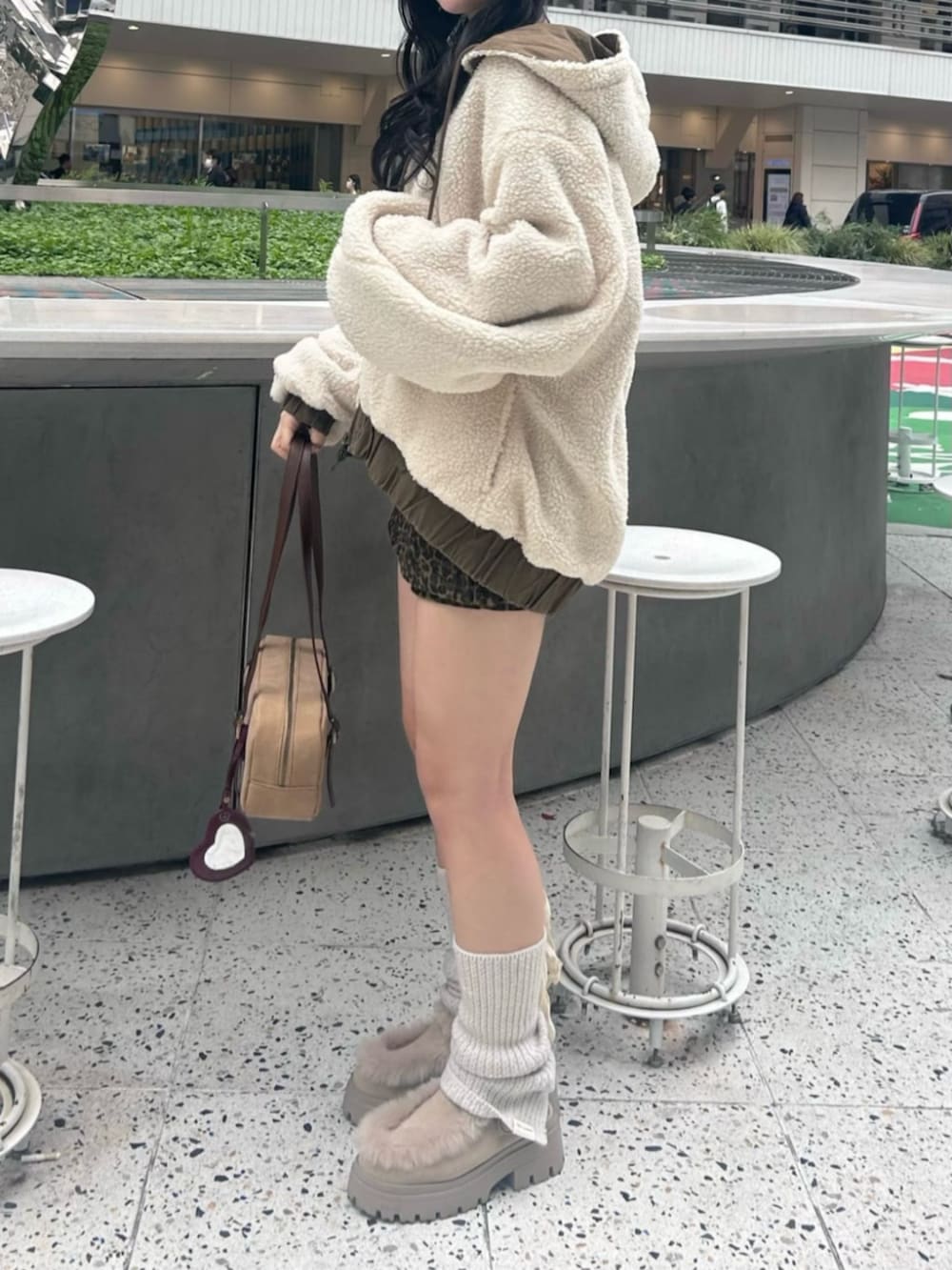 ホワイト系のTシャツ/カットソー、ブラウン系のブルゾンを着用したレディースの秋コーディネートの2枚目の写真