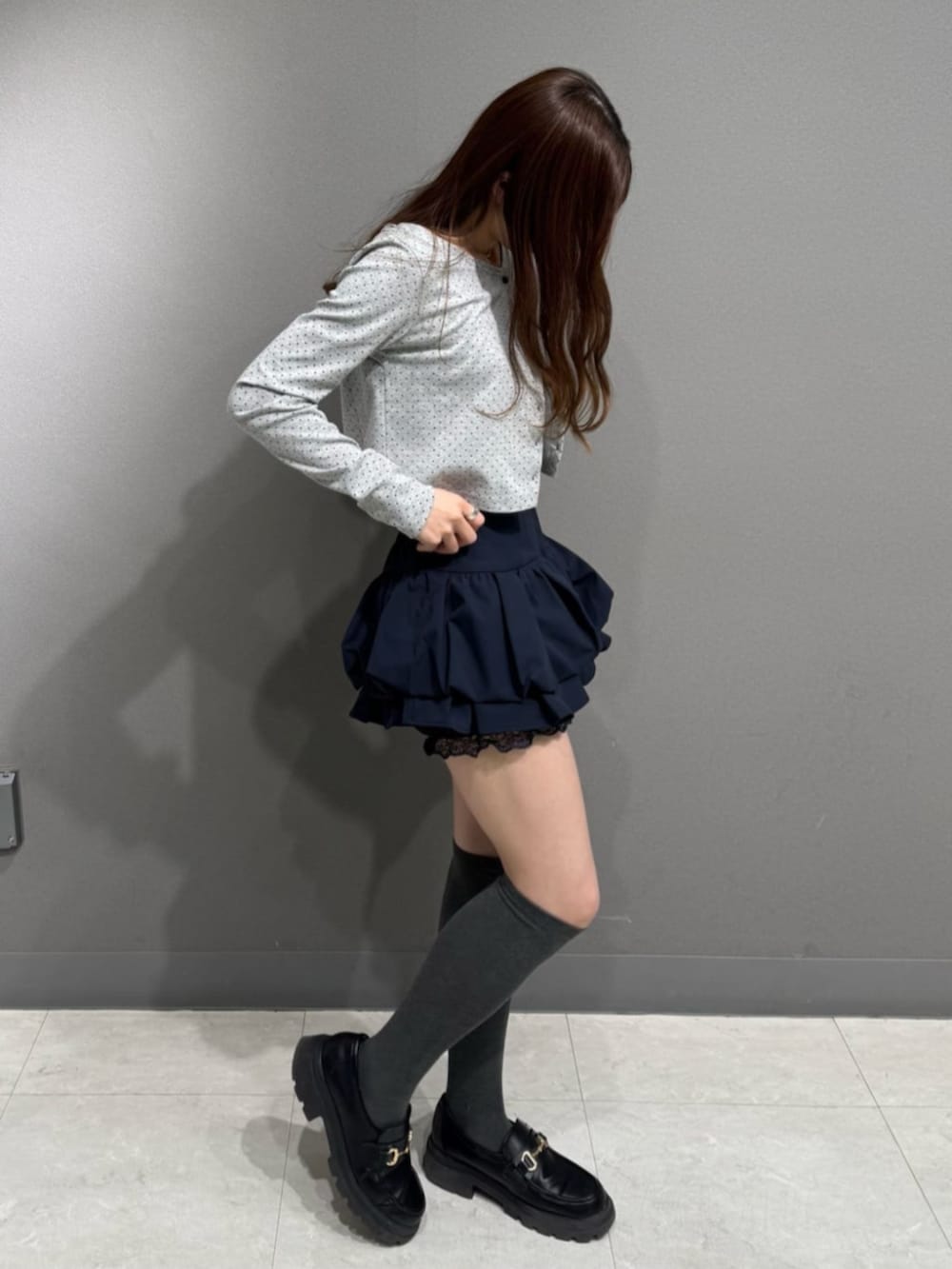 ブルー系のスカート、グレー系のカーディガン/ボレロを着用したレディースの冬コーディネートの2枚目の写真