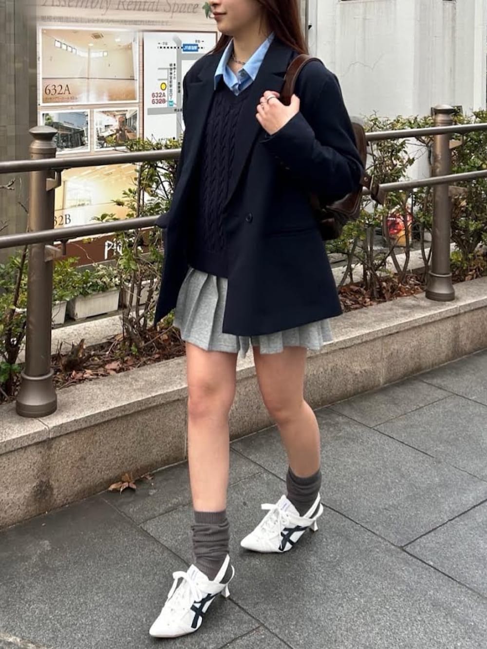 「ミニスカート、ミュール、ミュールスニーカー、ケーブルニット、Vネック、Vネックニット、レイカズン(Ray Cassin)、春コーデ、ジャケット、骨格ストレート」|「RAY CASSINのフード付テーラージャケット(テーラードジャケット、ブルー系)」を使った、RAYCASSIN_officialさん(レディース・158cm)の冬コーディネートの2枚目の写真