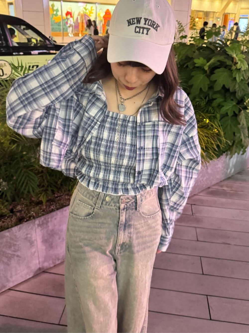 ブルー系のデニムパンツ、ブルー系のシャツ/ブラウスを着用したレディースの夏コーディネートの4枚目の写真