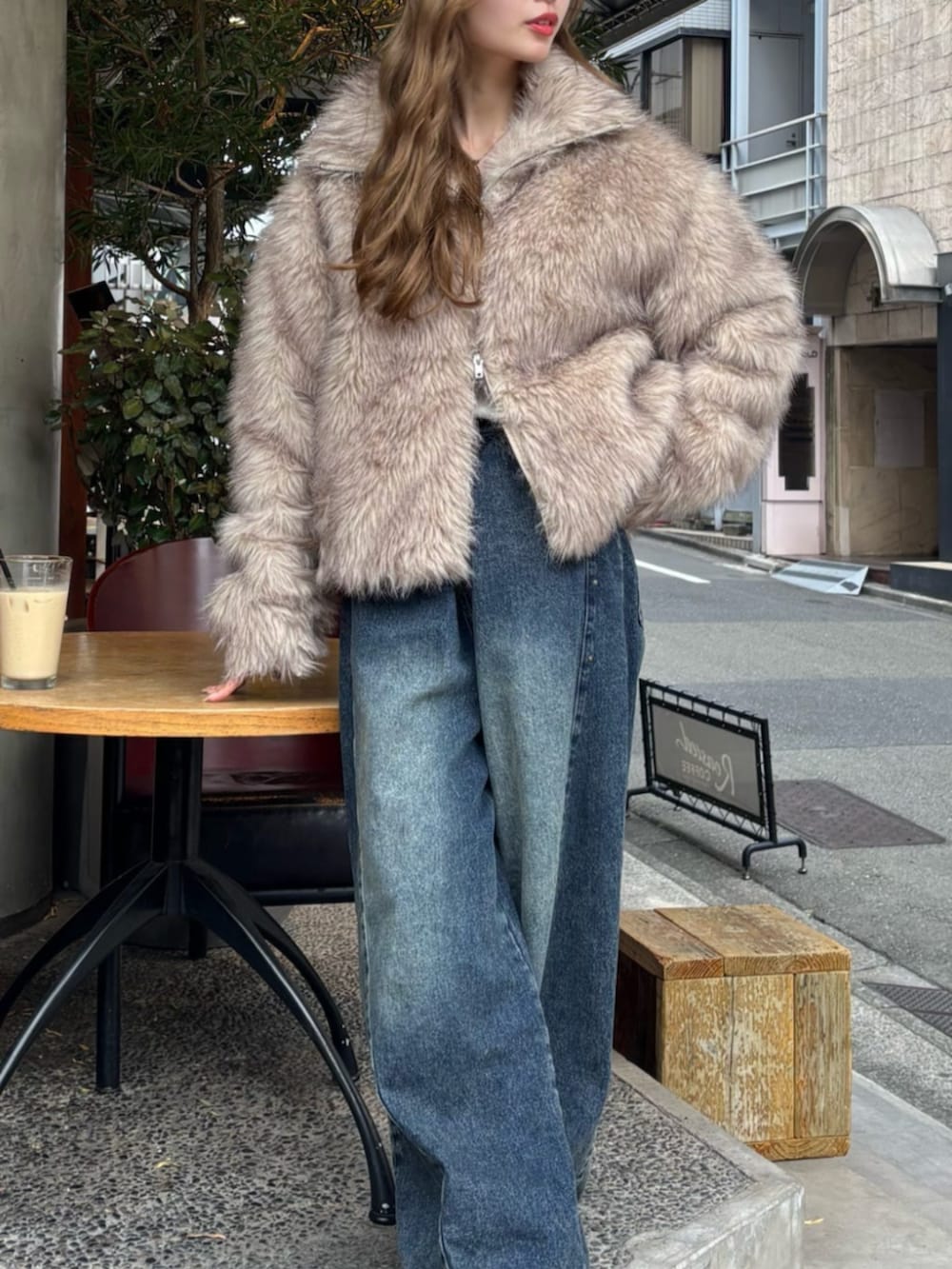 ホワイト系のTシャツ/カットソー、イエロー系のブーツ、ホワイト系のブルゾンを着用したレディースの秋コーディネートの2枚目の写真