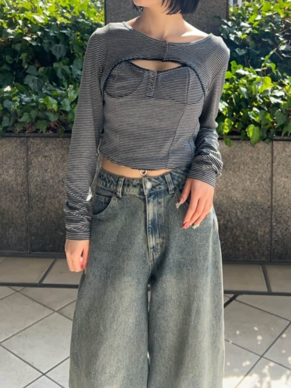 ブルー系のデニムパンツ、ブルー系のTシャツ/カットソーを着用したレディースの春コーディネートの2枚目の写真