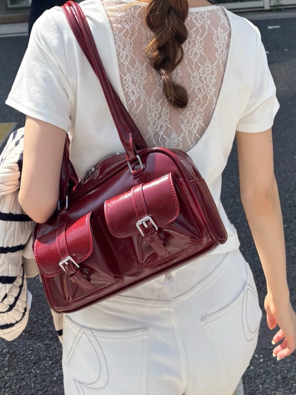 ブルー系のデニムパンツ、ホワイト系のTシャツ/カットソー、ホワイト系のサンダルを着用したレディースの夏コーディネートの4枚目の写真