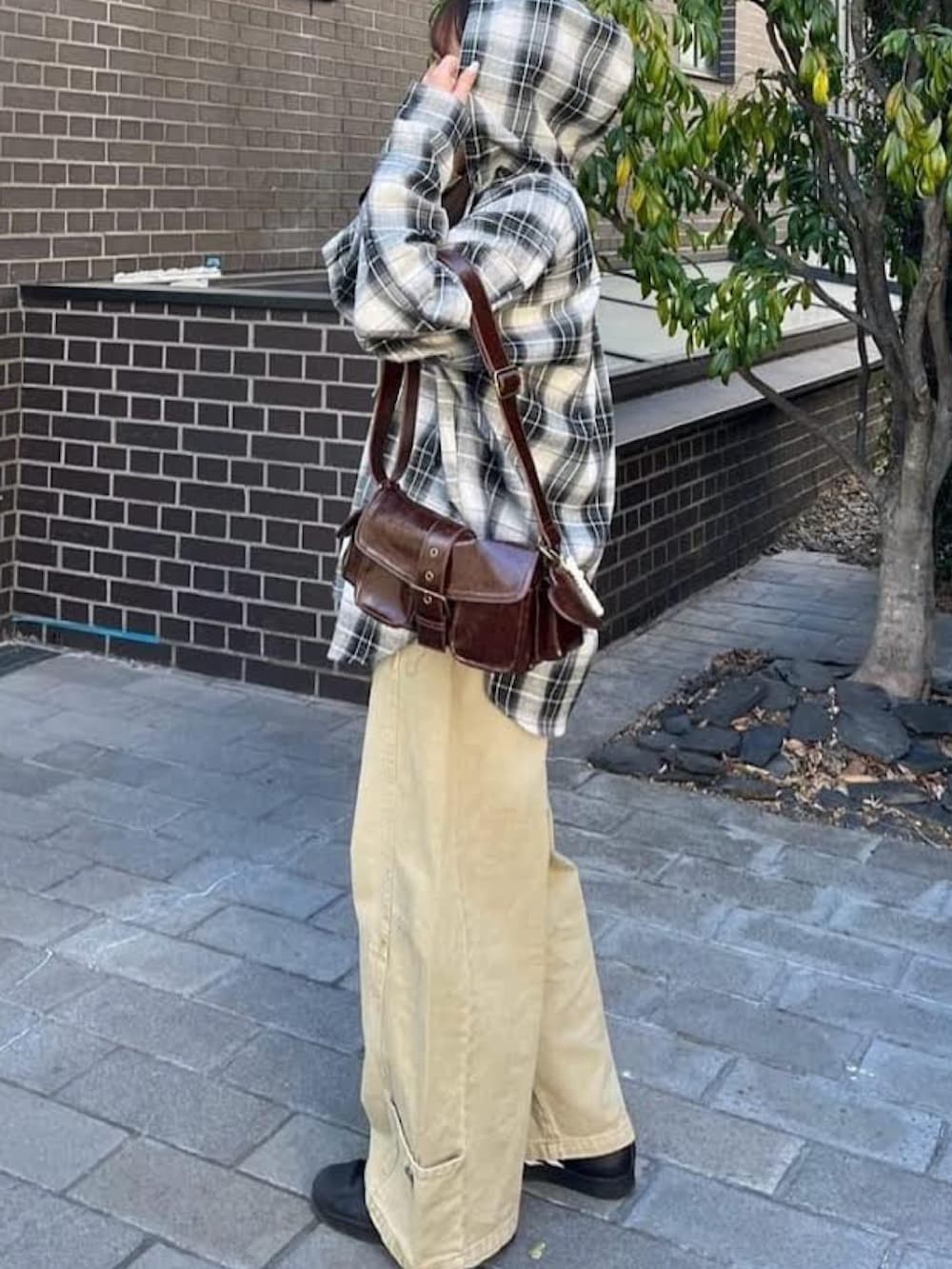 「チェックシャツ、柄シャツ、春コーデ、レイカズン(Ray Cassin)、シンプルコーデ、骨格ストレート、骨格ウェーブ」｜「RAY CASSINのフード付きオーバーサイズチェックシャツ（シャツ/ブラウス、ブラック系）」を使った、RAYCASSIN_officialさん（レディース・159cm）の冬コーディネートの4枚目の写真