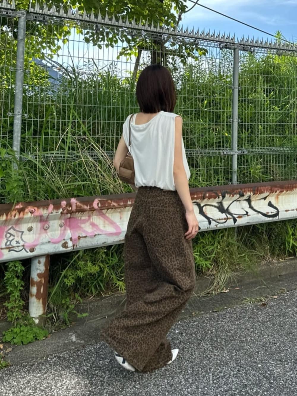 「ひょう柄、レオパード、ワイドパンツ、柄パンツ、骨格ウェーブ、夏コーデ、オトナカジュアル、ゆるコーデ、夏、休日スタイル」｜「RAY CASSINの【ウエスト調節可】サイド切替ワイドデニムパンツ（デニムパンツ、ブラウン系）」を使った、RAYCASSIN_officialさん（骨格ウェーブ・レディース・152cm）の夏コーディネートの2枚目の写真