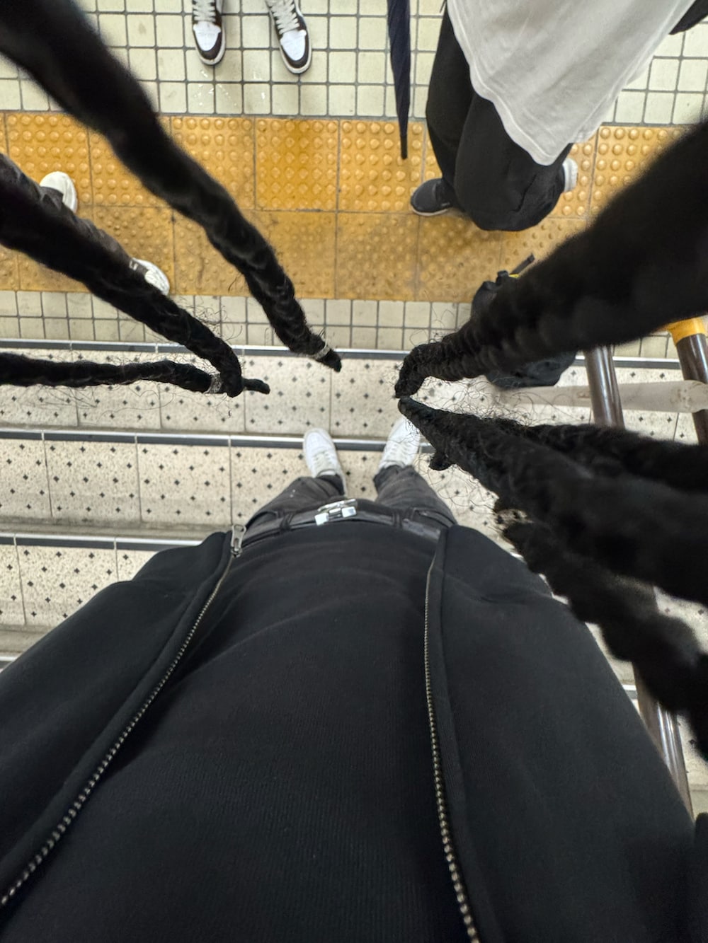 ブラック系のパーカー、ブラック系のその他小物を着用したメンズの秋コーディネートの4枚目の写真