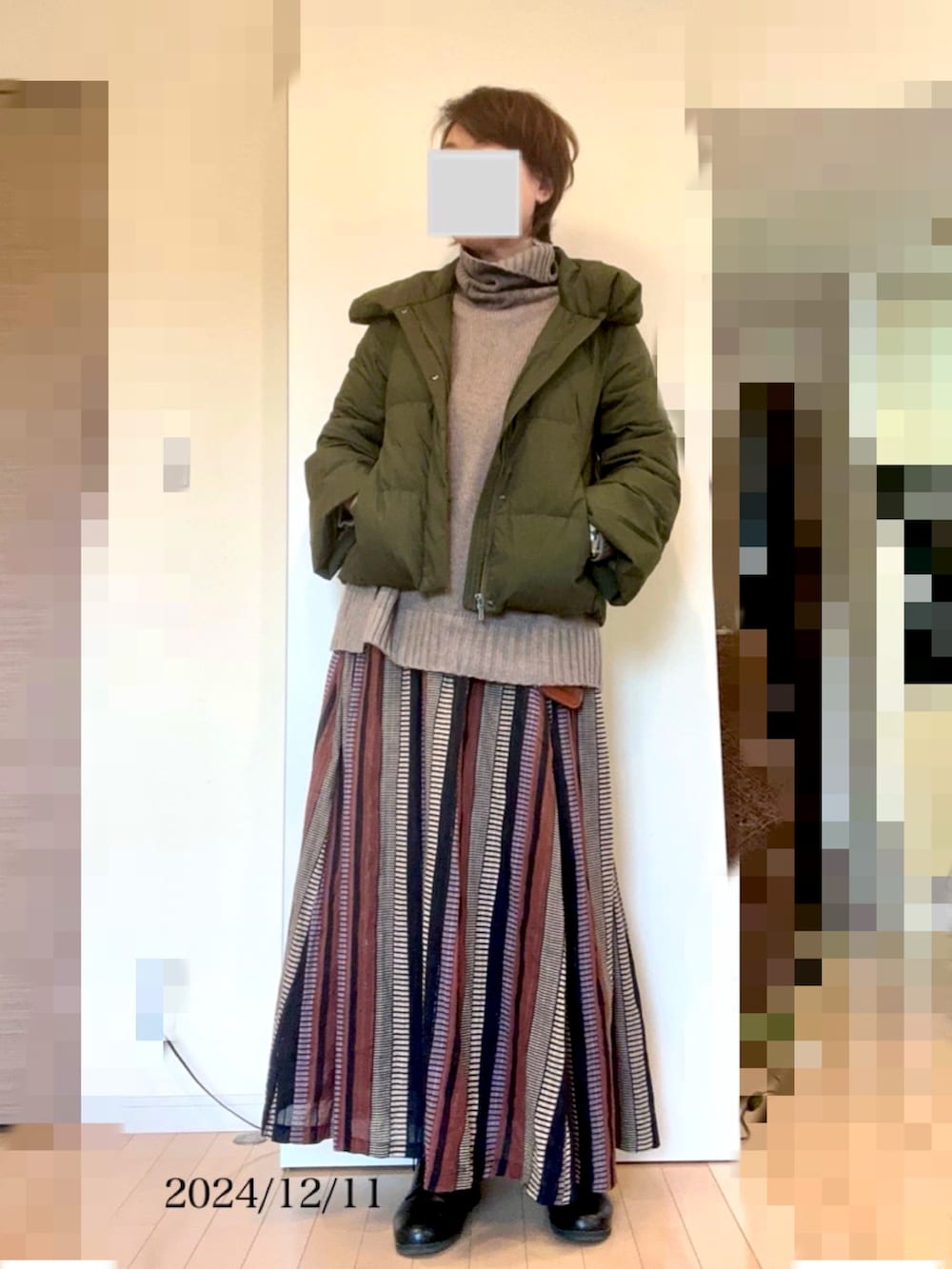 ブラウン系のスカート、ブラウン系のニット/セーター、ブラック系のブーツを着用したレディースの冬コーディネートの2枚目の写真